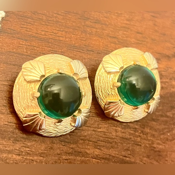 Vintage Trifari Emerald Cabochon Shell Textured Clip-On Earrings - Picture 6 of 10